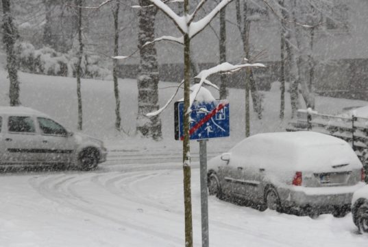 Nach dem starken Schneefall am Wochenende wird die Müllabfuhr in einigen Straßen aktuell noch behindert. (Archivfoto: © Bastian Glumm)