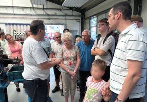 Schneidwaren-Samstag: Zahlreiche Besucher nahmen an den Werksführungen teil und erhielten so exklusive Einblicke in Fertigungsprozesse. (Foto: © Becker Solingen)