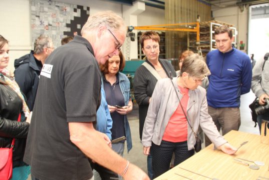Curt Mertens, Geschäftsführer der Carl Mertens GmbH, nahm sich am Samstag viel Zeit und führte seine Besucher durch das Werk am Krahenhöher Weg. Der 9. Schneidwaren-Samstag war sehr gut besucht. (Foto: © B. Glumm)