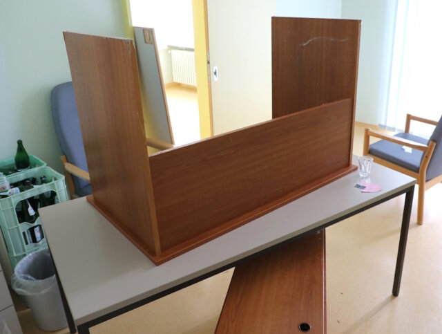 Die Stadtverwaltung Solingen verschenkt am kommenden Freitag insgesamt 36 gebrauchte Schreibtische aus dem Verwaltungsgebäude an der Bonner Straße. (Symbolfoto: © Bastian Glumm)