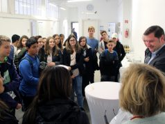 20 Schülerinnen und Schüler aus Solingens israelischer Partnerstadt Ness Ziona sind derzeit zu Gast in der Klingenstadt. Am Freitag besuchten sie gemeinsam mit ihren Solinger Gastgebern Oberbürgermeister Tim Kurzbach im Rathaus. (Foto: © B. Glumm)