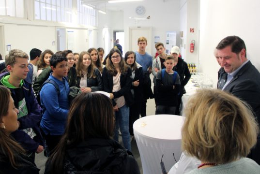 20 Schülerinnen und Schüler aus Solingens israelischer Partnerstadt Ness Ziona sind derzeit zu Gast in der Klingenstadt. Am Freitag besuchten sie gemeinsam mit ihren Solinger Gastgebern Oberbürgermeister Tim Kurzbach im Rathaus. (Foto: © B. Glumm)