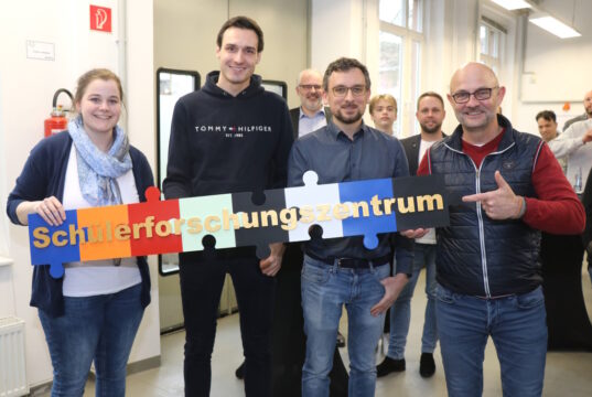 Eröffneten jetzt das Schülerforschungszentrum Solingen: v.li. Alina Koepfer (Forschungsgemeinschaft Werkzeuge und Werkstoffe e.V.), Tobias Gebracht (3D-Konstruktuer und „Jugend forscht-Alumni“), Evgeniy Khavkin (TechCampus Solingen) und Frank Balkenhol (Geschäftsführer Wirtschaftsförderung Solingen sowie Gründer- und Technologiezentrum Solingen). (Foto: © Bastian Glumm)