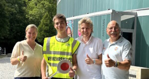 Solinger Schülerlotse gewinnt NRW-Landeswettbewerb Freuen sich über den Erfolg: v.li. Daniela Berghaus, Verkehrssicherheitsberaterin der Polizei, Schülerlotse Emil Westphal, Katrin Grastat Verkehrssicherheitsberaterin der Polizei und Ulli Schmidt, Vorsitzender der Verkehrswacht Solingen. (Foto: © Katrin Grastat)
