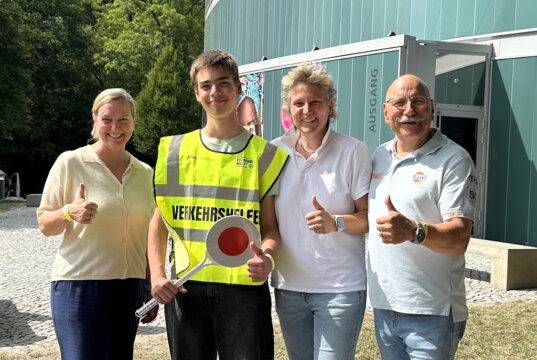 Freuen sich über den Erfolg: v.li. Daniela Berghaus, Verkehrssicherheitsberaterin der Polizei, Schülerlotse Emil Westphal, Katrin Grastat Verkehrssicherheitsberaterin der Polizei und Ulli Schmidt, Vorsitzender der Verkehrswacht Solingen. (Foto: © Katrin Grastat)