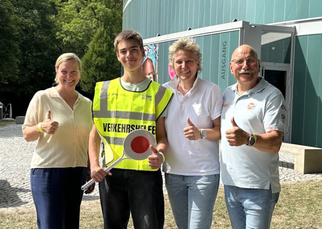 schuelerlotse-wettbewerb-verkehrswacht Freuen sich über den Erfolg: v.li. Daniela Berghaus, Verkehrssicherheitsberaterin der Polizei, Schülerlotse Emil Westphal, Katrin Grastat Verkehrssicherheitsberaterin der Polizei und Ulli Schmidt, Vorsitzender der Verkehrswacht Solingen. (Foto: © Katrin Grastat)