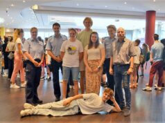 (v. li. Daniela Berghaus, Hans-Jörg Holz, Emma Grastat, Paul Grastat, Lena Herzog, Katrin Grastat, Uli Schmidt. Im Vordergrund Julian Schütte) Beim diesjährigen Landeswettbewerb der Schülerlotsen kamen vier der fünf Sieger aus Solingen. Am Freitag fand die Siegerehrung im Lumen statt. (Foto: © Martina Hörle)