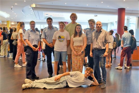 (v. li. Daniela Berghaus, Hans-Jörg Holz, Emma Grastat, Paul Grastat, Lena Herzog, Katrin Grastat, Uli Schmidt. Im Vordergrund Julian Schütte) Beim diesjährigen Landeswettbewerb der Schülerlotsen kamen vier der fünf Sieger aus Solingen. Am Freitag fand die Siegerehrung im Lumen statt. (Foto: © Martina Hörle)