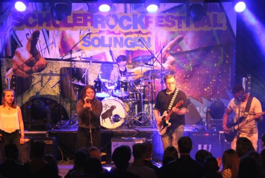 Insgesamt 25 Bands machten am Samstag beim 21. Schülerrockfestival im Schulzentrum Vogelsang mit. (Foto: © B. Glumm)