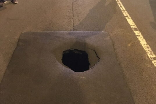 Gegen 20.30 Uhr haben Polizeibeamte am Sonntagabend ein Loch von einem halben Meter Durchmesser in der Fahrbahn der Schützenstraße entdeckt. (Foto: © Stadt Solingen)