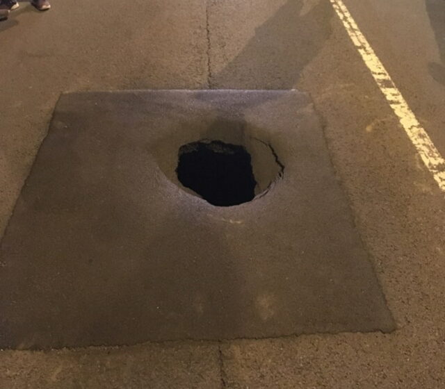 Gegen 20.30 Uhr haben Polizeibeamte am Sonntagabend ein Loch von einem halben Meter Durchmesser in der Fahrbahn der Schützenstraße entdeckt. (Foto: © Stadt Solingen)