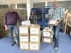 Der Leiter des Zentraleinkaufs Martin Steffen (re.), seine Mitarbeiterin Michaela Engels und Personalsachbearbeiter Manfred Kaiser halfen dabei, Pakete mit Mundschutzen für die verschiedenen Kplus-Einrichtungen zu packen. (Foto: © Kplus Gruppe)