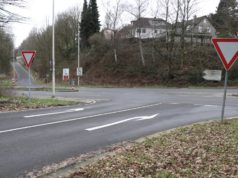 Die Ausfahrt der Viehbachtalsstraße zur Straße "Schwarze Pfähle" wird zukünftig durch eine Ampel geregelt. Die Arbeiten dazu beginnen am Montag. (Foto: © Bastian Glumm)