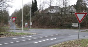Die Ausfahrt der Viehbachtalsstraße zur Straße "Schwarze Pfähle" wird zukünftig durch eine Ampel geregelt. Die Arbeiten dazu beginnen am Montag. (Foto: © Bastian Glumm)