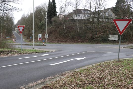 Die Ausfahrt der Viehbachtalsstraße zur Straße "Schwarze Pfähle" wird zukünftig durch eine Ampel geregelt. Die Arbeiten dazu beginnen am Montag. (Foto: © Bastian Glumm)