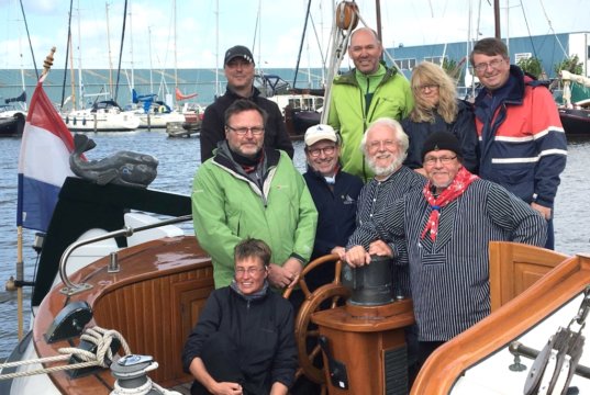 Der Solinger Segelclub war wieder in der Nordsee unterwegs. Crew-Foto Abschluss-Etappe (3. Woche): obere Reihe v.l.n.r. Stefan Wink, Edgar Gronau, Renate Mielke, Andreas Fiebes, mittlere Reihe v.l.n.r. Norbert Weck, Carsten Raupach (Co-Skipper), Peter Bujak, Bernd Gräwinger (Skipper), unten Ulrike Hinz. (Foto: © Segelclub Solingen)