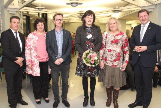 Am Freitagabend wurde im Klinikum der Selbsthilfepreis vergeben: v.li. Dr. Ralf Buhl, Ärztlicher Direktor des Klinikums, Barbara Matthies, Geschäftsführerin des Klinikums, Karsten Funke-Kabus von „Dabei und mittendrin“, Ava Haupt und Xenia Eßbach vom "Gendertreff" und Oberbürgermeister Tim Kurzbach. (Foto: © Bastian Glumm)
