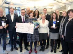 Strahlende Gesichter nach der Preisverleihung im Klinikum: Über den Selbshilfepreis 2018 freuten sich Andreas Lukosch (li.), Renate Krämer (mi. mit Scheck) und der Verein Marfan Hilfe, der diesen nicht persönlich entgegennehmen konnte. (Foto: © Bastian Glumm)