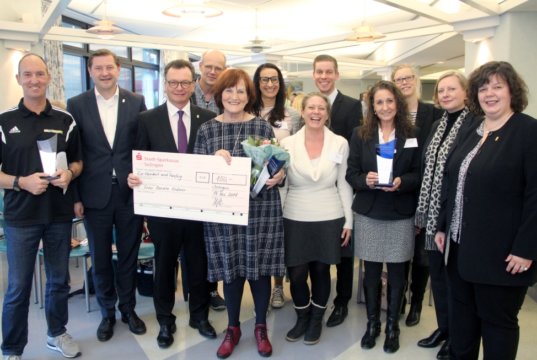Strahlende Gesichter nach der Preisverleihung im Klinikum: Über den Selbshilfepreis 2018 freuten sich Andreas Lukosch (li.), Renate Krämer (mi. mit Scheck) und der Verein Marfan Hilfe, der diesen nicht persönlich entgegennehmen konnte. (Foto: © Bastian Glumm)