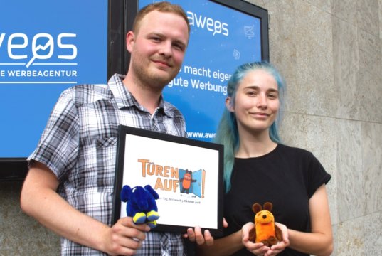 Freuen sich auf den "Türöffner-Tag" und viele kleine Besucher am 3. Oktober: Julia Fielenbach und Simon Bluhm von der Solinger Werbeagentur AWEOS. (Foto: © AWEOS)