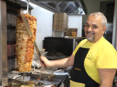 Cüneyt Hardal ist Inhaber des Senf Imbiss an der Grünewalder Straße. Für den Gastronomen stehen Qualität und Frische an erster Stelle. (Foto: © Bastian Glumm)