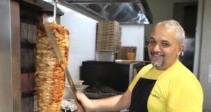 Cüneyt Hardal ist Inhaber des Senf Imbiss an der Grünewalder Straße. Für den Gastronomen stehen Qualität und Frische an erster Stelle. (Foto: © Bastian Glumm)