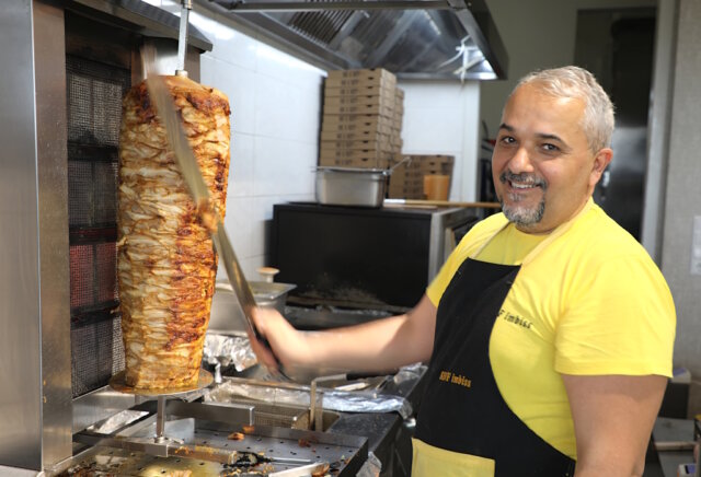 Cüneyt Hardal ist Inhaber des Senf Imbiss an der Grünewalder Straße. Für den Gastronomen stehen Qualität und Frische an erster Stelle. (Foto: © Bastian Glumm)