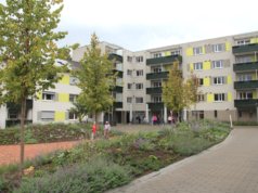 Ein platzartiger Innenhof lädt vor dem Neubau in der SBV-Siedlung am Wasserturm zum Verweilen ein. Rund sechs Millionen Euro wurden in das innovative Projekt investiert. (Foto: © Bastian Glumm)