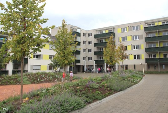Ein platzartiger Innenhof lädt vor dem Neubau in der SBV-Siedlung am Wasserturm zum Verweilen ein. Rund sechs Millionen Euro wurden in das innovative Projekt investiert. (Foto: © Bastian Glumm)