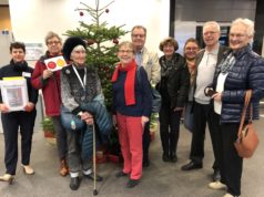 Eröffnung der Aktion mit (v.li.) Heike Pflugner und Sylvia Heinrichs-Reinshagen, Bibliotheksleitung, Bürgermeister Ernst Lauterjung, Susanne Garpheide-Keusen, W.I.R., Daniela Dannies-Kögel, Seniorenbüro, und interessierten Seniorinnen und Senioren. (Foto: © Liane Rapp)