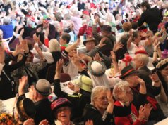 Volles Haus am Samstag in der Ohligser Festhalle: Rund 300 Jecke feierten ausgelassen mit beim Seniorenkarneval der Stadt Solingen. (Foto: © Bastian Glumm)