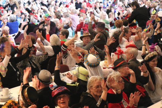 Volles Haus am Samstag in der Ohligser Festhalle: Rund 300 Jecke feierten ausgelassen mit beim Seniorenkarneval der Stadt Solingen. (Foto: © Bastian Glumm)
