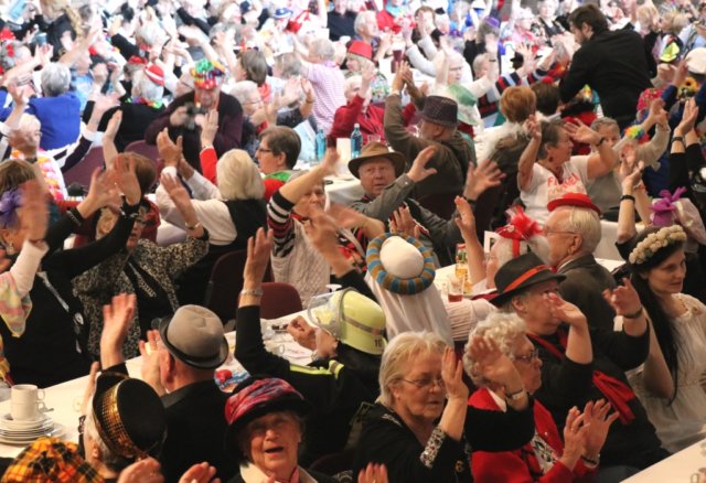 Volles Haus am Samstag in der Ohligser Festhalle: Rund 300 Jecke feierten ausgelassen mit beim Seniorenkarneval der Stadt Solingen. (Foto: © Bastian Glumm)