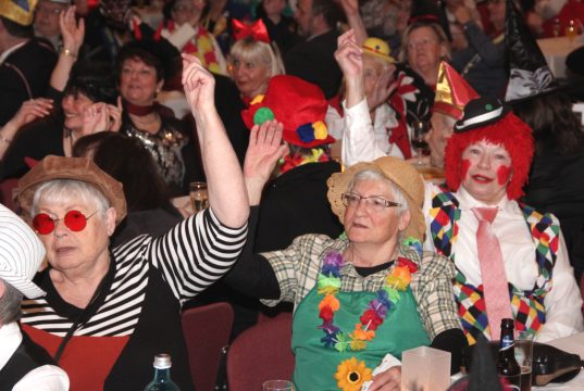 Über 300 Jecke kamen am Samstag zum Seniorenkarneval in die Ohligser Festhalle und sorgten für eine tolle Stimmung. (Foto: © Bastian Glumm)