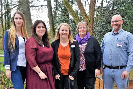 Das neue Leitungsteam der Seniorenresidenz (v. li. Ria Ciesinski, Ann-Jacqueline Korfmacher, Sandy Janke, Silvia Mebus, Pascal Tillmanns) ist voller Pläne und freut sich, dass das Haus nach langer Zeit endlich wieder geöffnet werden kann. (Foto: © Martina Hörle)