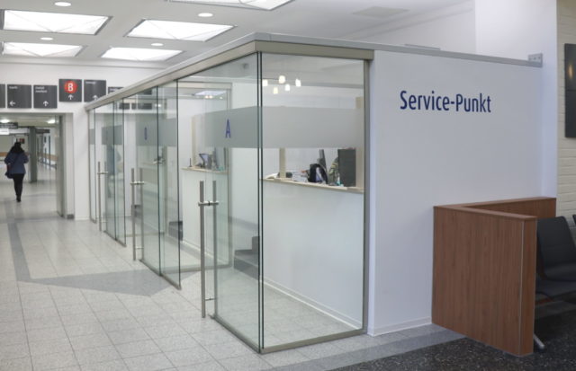 Der neue Service-Punkt im Klinikum Solingen. Aufgrund der Corona-Pandemie wurde und wird das Foyer des Krankenhauses umgestaltet. (Foto: © Bastian Glumm)