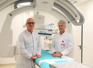 Prof. Dr. Andreas Sesterhenn (li.), Chefarzt der Klinik für HNO-Heilkunde, Kopf-Hals- & Schilddrüsenchirurgie, und PD Dr. Hannes Nordmeyer, Chefarzt des Instituts für Diagnostische und Interventionelle Neuroradiologie, arbeiten am Städtischen Klinikum Solingen bei der Behandlung des pulsatilen Tinnitus eng zusammen. (Foto: © Bastian Glumm) 