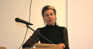 Pola Malandain, Messermacherin aus Österreich, initiierte die Ausstellung „she blades“, die bis zum 10. Mai im Deutschen Klingenmuseum zu sehen ist. (Foto © Sandra Grünwald)