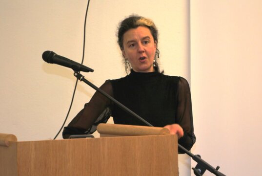 Pola Malandain, Messermacherin aus Österreich, initiierte die Ausstellung „she blades“, die bis zum 10. Mai im Deutschen Klingenmuseum zu sehen ist. (Foto © Sandra Grünwald)