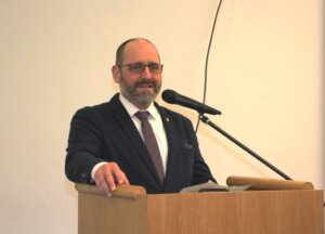 Museumsleiter Dr. Sixt Wetzler möchte mit „she blades“ zeigen, dass der Beruf des Messermachers keine männliche Domäne ist. (Foto © Sandra Grünwald)