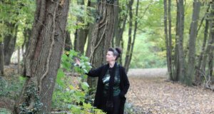 Martina Hörles neuestes Werk ist eine Einladung zu einer Reise in die stille Welt des Waldes. (Foto: © Bastiam Glumm)