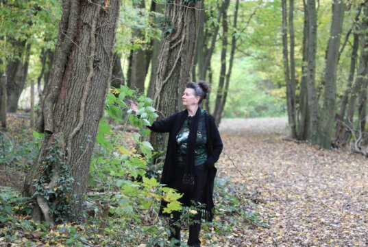Martina Hörles neuestes Werk ist eine Einladung zu einer Reise in die stille Welt des Waldes. (Foto: © Bastiam Glumm)