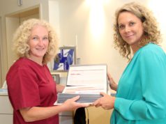 Dr. Silke Späth (re.) ist mehrmals die Woche in der Praxisklinik in Solingen im Einsatz, denn dort führt die Fachärztin für plastische und ästhetische Chirurgie operative Eingriffe durch. Unterstützt wird sie vom Team vor Ort, hier geht ihr Krankenschwester Birgit Poos zur Hand. (Foto: © B. Glumm)