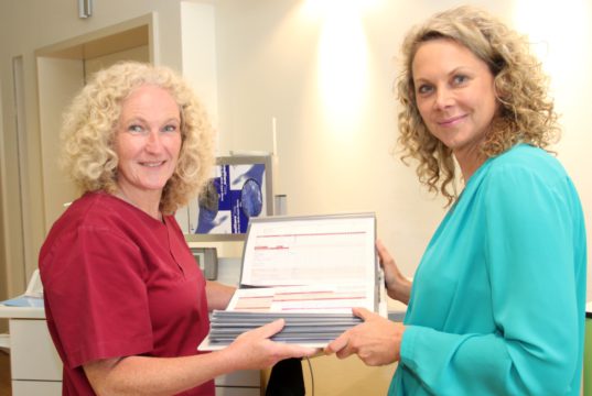 Dr. Silke Späth (re.) ist mehrmals die Woche in der Praxisklinik in Solingen im Einsatz, denn dort führt die Fachärztin für plastische und ästhetische Chirurgie operative Eingriffe durch. Unterstützt wird sie vom Team vor Ort, hier geht ihr Krankenschwester Birgit Poos zur Hand. (Foto: © B. Glumm)