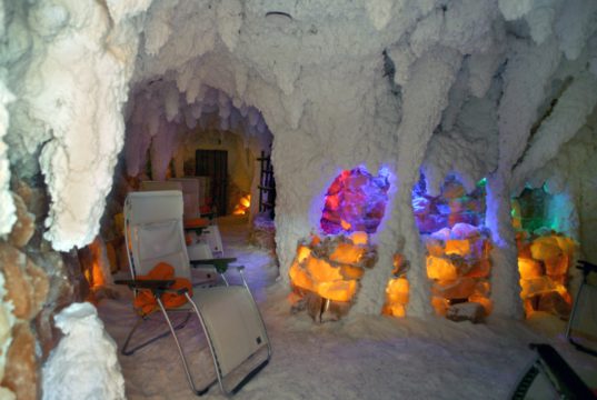 Elf Tonnen Salz sind in Sillis Salzgrotte an der Potsdamer Straße verbaut. Vor allem dem Salz vom Toten Meer wird eine wohltuende Wirkung für die Haut nachgesagt. (Foto: © Sillis Salzgrotte)
