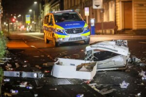 Trümmer eines gesprengten Zigarettenautomaten an der Potsdamer Straße. Der Automat wurde durch die Explosion bis auf den gegenüberliegenden Gehweg geschleudert, zudem entstand Sachschaden an einem geparkten Pkw. (Foto: © Tim Oelbermann)