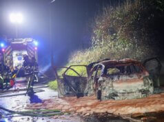 Ein vollständig ausgebranntes Fahrzeug nach einem Brand in der Silvesternacht: Die Feuerwehr Solingen war bei mehreren Fahrzeugbränden im Stadtgebiet im Einsatz, teils ausgelöst durch Feuerwerkskörper. (Foto: © Tim Oelbermann)