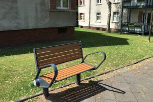 Drei neue, seniorengerechte Sitzbänke wurden in Höhscheid an der Brühler/Goudastraße, Finkenstraße/Katzbach und Wittekind/Bozener Straße aufgestellt. (Foto: © Stadt Solingen)