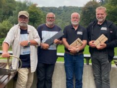 Den ersten Platz bei der 1. Six Bridges Rally belegt Team Friedensdorf mit Jürgen Beu (2.v.li.) und Uli Preuss (li.). Mehr noch: Team 112, das mit Andreas Herlinghaus (re.) und Frank Schmidt ebenfalls für die Kinder im Friedensdorf gefahren ist, erhält den Fairnesspreis. (Foto: © Team Friedensdorf)