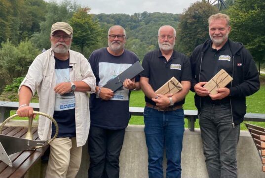 Den ersten Platz bei der 1. Six Bridges Rally belegt Team Friedensdorf mit Jürgen Beu (2.v.li.) und Uli Preuss (li.). Mehr noch: Team 112, das mit Andreas Herlinghaus (re.) und Frank Schmidt ebenfalls für die Kinder im Friedensdorf gefahren ist, erhält den Fairnesspreis. (Foto: © Team Friedensdorf)